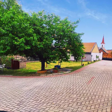 Szandra Vendeghaz * Osku